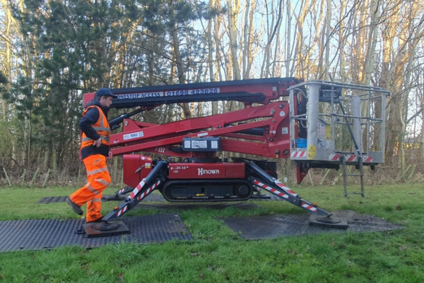 Spider machine for gutter cleaning